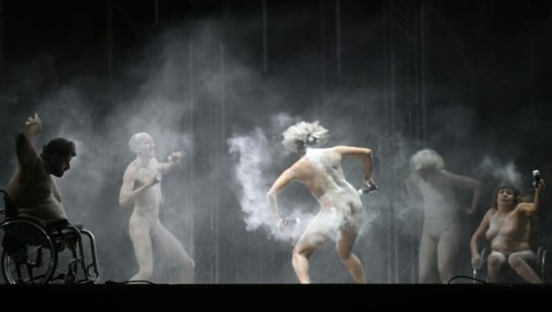 Der „Pudertanz“ von und mit Choreografin Doris Uhlich und mehreren beeinträchtigten Tänzern sorgte für Verstörung (Bild: HELMUT FOHRINGER)