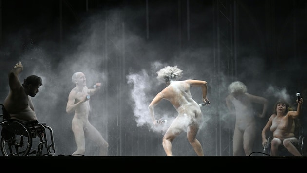 Die „Pudertanz“-Performance polarisierte bei der Kulturhauptstadt-Eröffnung. (Bild: HELMUT FOHRINGER)