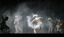 Der „Pudertanz“ von und mit Choreografin Doris Uhlich und mehreren beeinträchtigten Tänzern sorgte für Verstörung (Bild: HELMUT FOHRINGER)