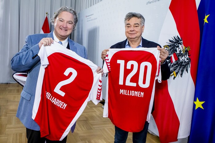 Erwin van Lambaart, Generaldirektor der österreichischen Lotterien, und Sportminister Werner ...