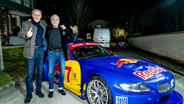 Preisträger Dieter Quester (rechts) mit der Barényi-Löwenstatue und seinem Freund und Rennsport- Legende Hans Joachim Stuck. (Bild: Honorar)