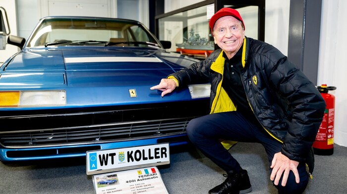 „Mr. Ferrari“ Heribert Kaspar vor dem ausgestellten Ferrari 400.