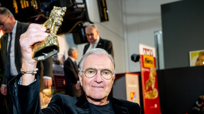 Preisträger Dieter Quester mit der Barényi-Löwenstatue.