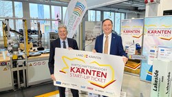 Landeshauptmann Peter Kaiser und Business-Angel Bernd Hinteregger präsentieren das „Kärnten Start-up Ticket“. (Bild: Felix Justich)