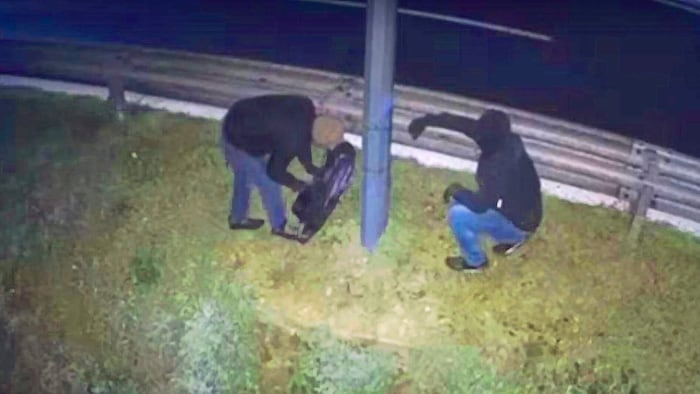 Eine Verkehrskamera filmte zwei Täter beim Umsägen eines Radarfallen-Masts.