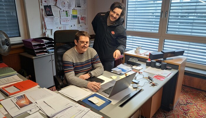 Boss Oliver Pilloni (li.) beim Fachsimpeln mit Spieler Manuel Ganahl.