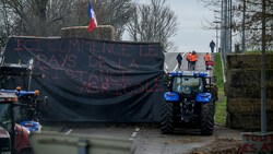 „Hier beginnt das Land des landwirtschaftlichen Widerstands“, betont dieser Banner auf der Zufahrtsstraße zum AKW Golfech im Südwesten Frankreichs. (Bild: APA/AFP/Ed JONES)