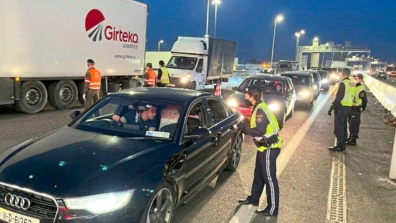 Die strengen Kontrolle an der Grenze bleiben aufrecht. (Bild: Christian schulter)