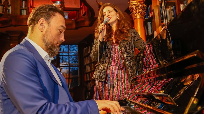Sängerin Ethel Merhaut sorgte mit ihrem Pianisten für den musikalischen Rahmen.