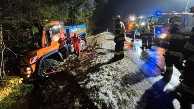 Der Streuwagen kam in der Steiermark von der Straße ab. (Bild: FF Großhartmannsdorf/Weber)