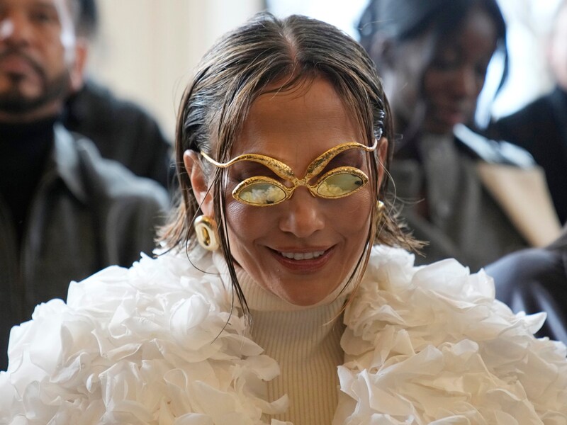 Jennifer Lopez bei der Pariser Fashion Week (Bild: APA/AP Photo/Christophe Ena)