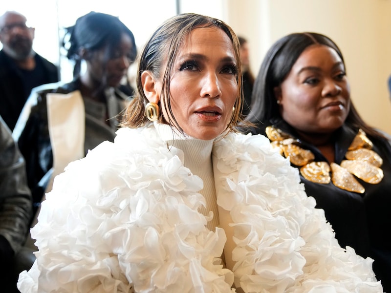 Jennifer Lopez bei der Pariser Fashion Week (Bild: APA/AP Photo/Christophe Ena)