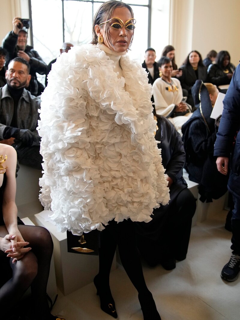 Jennifer Lopez bei der Paris Fashion Week (Bild: APA/AP Photo/Christophe Ena)