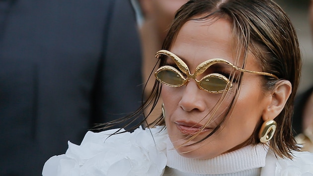 Jennifer Lopez bei der Pariser Fashion Week (Bild: JM HAEDRICH / Action Press/Sipa / picturedesk.com)