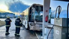 Acht Schüler und ein Busfahrer wurden bei dem Unfall leicht verletzt. (Bild: Bezirksfeuerwehrkommando Oberwart)