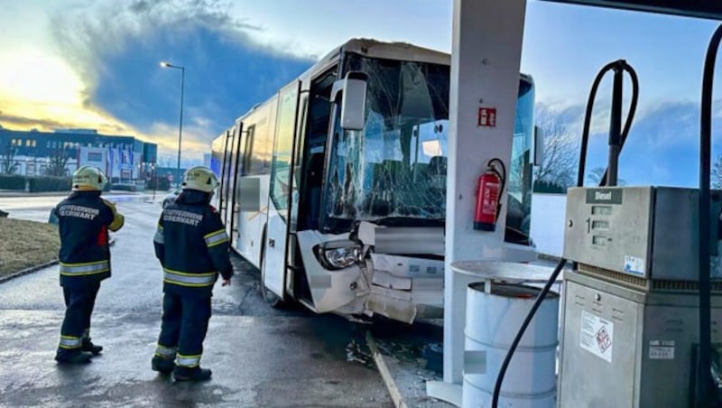 Acht Schüler und ein Busfahrer wurden bei dem Unfall leicht verletzt. (Bild: Bezirksfeuerwehrkommando Oberwart)