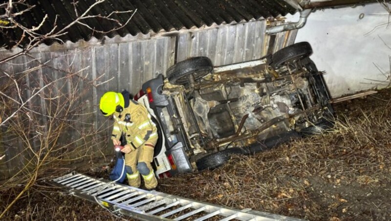 Der Wagen des 56-Jährigen überschlug sich und kam am Dach liegend zum Stillstand. (Bild: zoom.tirol)