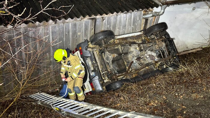 Der Wagen des 56-Jährigen überschlug sich und kam am Dach liegend zum Stillstand.