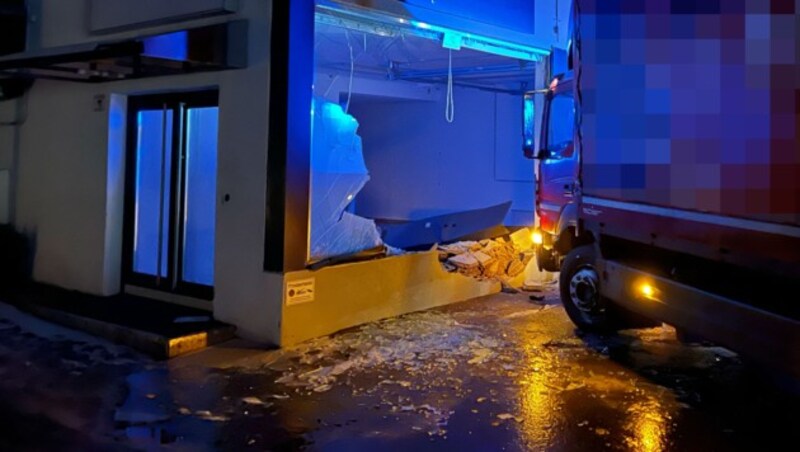 Lkw krachte in St. Johann in Auslage. (Bild: zoom.tirol)