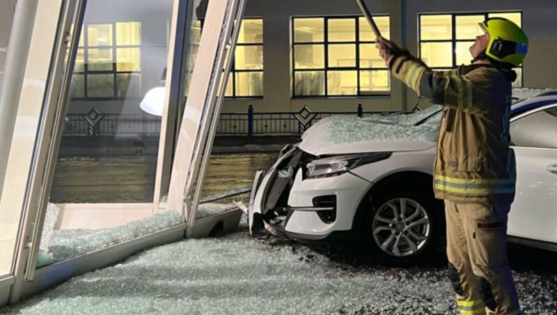 Ebenfalls in St. Johann: Auto prallte gegen Firmengebäude. (Bild: zoom.tirol)