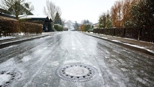 Am Abend noch alles frei - am nächsten Morgen eine spiegelglatte Eisschicht vor der Haustür - was ist da zu brachten? Wir haben die Antworten. (Bild: RuZi - stock.adobe.com)