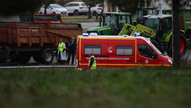 Ein Großaufgebot an Einsatzkräften fand sich am frühen Dienstagmorgen an der Unfallstelle ein, bei der eine Landwirtin ihr Leben verloren hatte. (Bild: AFP)