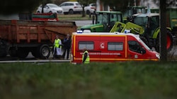 Ein Großaufgebot an Einsatzkräften fand sich am frühen Dienstagmorgen an der Unfallstelle ein, bei der eine Landwirtin ihr Leben verloren hatte. (Bild: AFP)