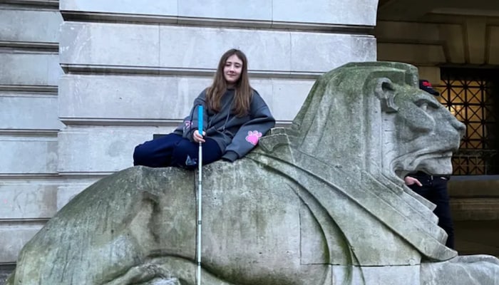 Die Elfjährige Lily-Rae ist an Morbus Stargard erkrankt