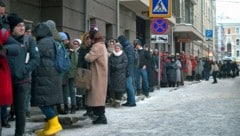 Wie hier in Moskau wollen Menschen in zahlreichen russischen Städten den Putin- und Kriegsgegner Boris Nadeschdin mittels Unterschrift bei seiner Präsidentschaftskandidatur unterstützen. (Bild: ASSOCIATED PRESS)