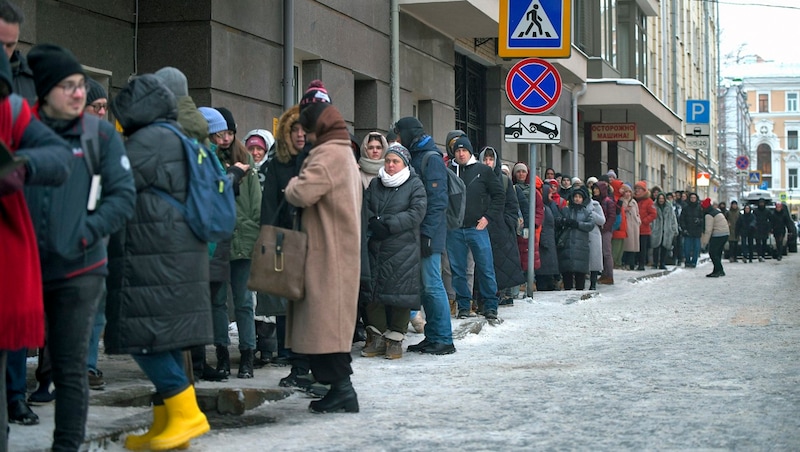 Wie hier in Moskau wollen Menschen in zahlreichen russischen Städten den Putin- und Kriegsgegner Boris Nadeschdin mittels Unterschrift bei seiner Präsidentschaftskandidatur unterstützen. (Bild: ASSOCIATED PRESS)