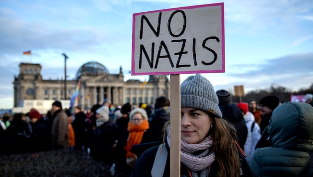 Deutscher Protest (hier in Berlin) als Vorbild für Österreich: Auch bei uns wird zum Protest gegen Rechtsextremismus aufgerufen. (Bild: AP)