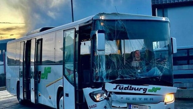 Der demolierte Linienbus nach dem Crash in der Tankstelle in Oberwart. (Bild: Schulter Christian, Krone KREATIV)