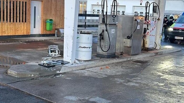 Der Bus prallte gegen einen Tankautomaten und riss ihn aus der Verankerung. Dann krachte das ...