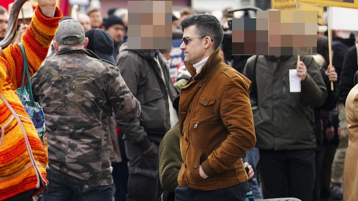 Martin Sellner am Rande einer Demo gegen die Lesung einer Dragqueen vor Kindern im Jahr 2023