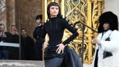 Zendaya bei der Paris Fashion Week (Bild: LAURENT BENHAMOU / Action Press/Sipa / picturedesk.com)