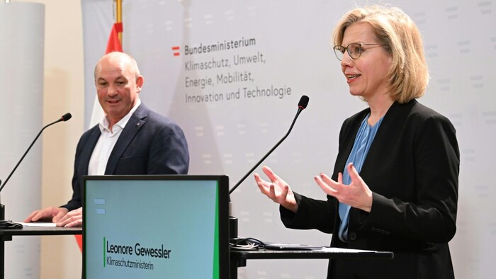 Von links: PV-Unternehmer Kurt Leeb und Klimaministerin Leonore Gewessler (Grüne)