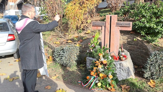 Pfarrer István Holló an der Unglücksstelle.