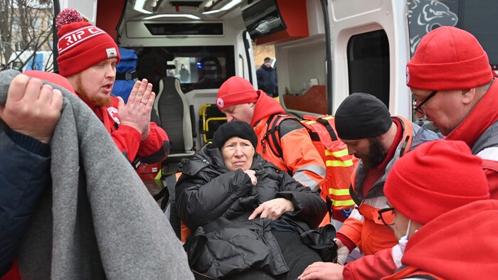 Rettungskräfte versorgen Verletzte in Charkiw.