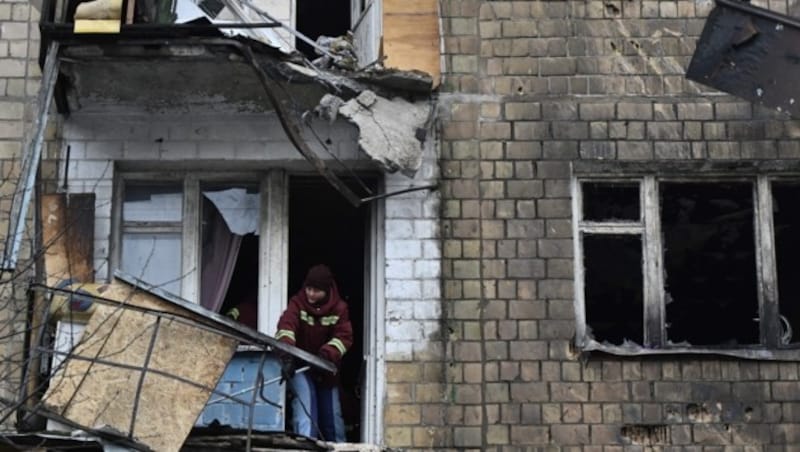 Ein zerstörtes Wohnhaus in Kiew (Bild: AFP)