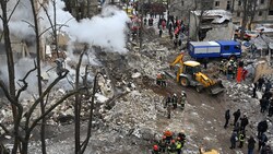 In Charkiw sind am Dienstag mindestens fünf Menschen bei russischen Raketenangriffen ums Leben gekommen. (Bild: AFP)