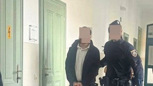 Der 44-Jährige stach mit einem Klappmesser zu. Er stand nun in St. Pölten vor Gericht.   (Bild: Petra Weichhart, Krone KREATIV)