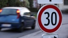 Tempo 30: Gemeinden und Städte sollen Tempolimits künftig einfacher umsetzen können. Die Regierung hat sich nun auf eine Novelle der Straßenverkehrs- ordnung (StVO) geeinigt. Begrüßt wird diese auch im Burgenland. (Bild: Jauschowetz Christian)