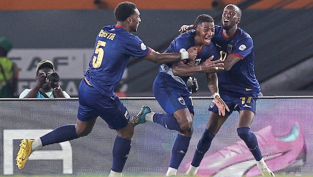 Mit seinem ersten Länderspieltor schoss Bryan Teixeira (M.) Kap Verde ins Achtelfinale. (Bild: AFP or licensors)