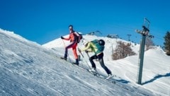 „Krone“-Redakteurin Elisa Aschbacher kam beim Training mit Christof Hochenwarter auf dem Nassfeld schnell ins Schwitzen (Bild: Wallner Hannes)