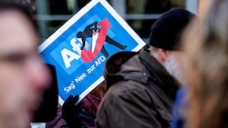 Protest gegen die AfD in Erfurt (Bild: APA/AFP/JENS SCHLUETER)