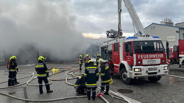 Florianis von neun Feuerwehren und auch die Cobra stehen im Einsatz.