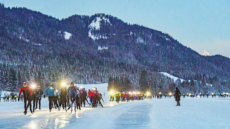 The speed skaters often set off early in the morning with headlamps. (Bild: ben.mobach@ariesgv.nl)