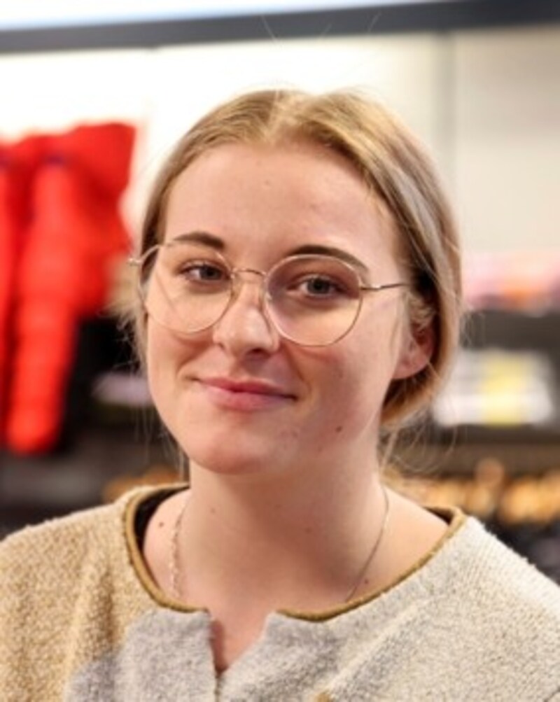 Carmen Edlinger, 20, aus Gröbming: „Für das Geschäft in unserer Filiale sind mehr Besucher auf jeden Fall gut. Die meisten Leute kommen aber eindeutig zum Slalom, das merkt man schon.“ (Bild: ANDREAS TROESTER)