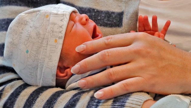 Bisher konnten Mütter bei ihren Babys bleiben, wenn diese in der Klinik Innsbruck stationär aufgenommen werden mussten. Diese Möglichkeit gibt es nun nicht mehr. (Bild: Christof Birbaumer Kronenzeitung)