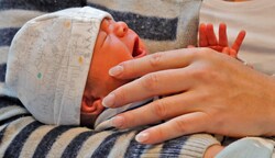 Bisher konnten Mütter bei ihren Babys bleiben, wenn diese in der Klinik Innsbruck stationär aufgenommen werden mussten. Diese Möglichkeit gibt es nun nicht mehr. (Bild: Christof Birbaumer Kronenzeitung)